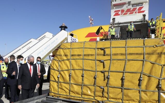 Le Premier ministre Benjamin Netanyahu assiste à l'arrivée de plus de 100 000 doses du vaccin Pfizer contre le coronavirus, à l'aéroport Ben Gurion, le 9 décembre 2020. (Crédit : Marc Israel Sellem/Pool Photo via AP) Le Premier ministre Benjamin Netanyahu assiste à l'arrivée de plus de 100 000 doses du vaccin Pfizer contre le coronavirus, à l'aéroport Ben Gurion, le 9 décembre 2020. (Crédit : Marc Israel Sellem/Pool Photo via AP)