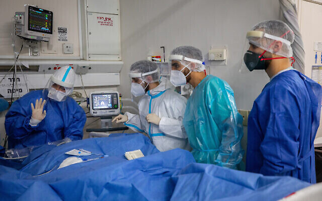 Les membres de l'équipe de l'hôpital Hadassah Ein Kerem portent des équipements de sécurité alors qu'ils travaillent dans un service de coronavirus, le 01 février 2021. (Crédit: Olivier Fitoussi/Flash90)
