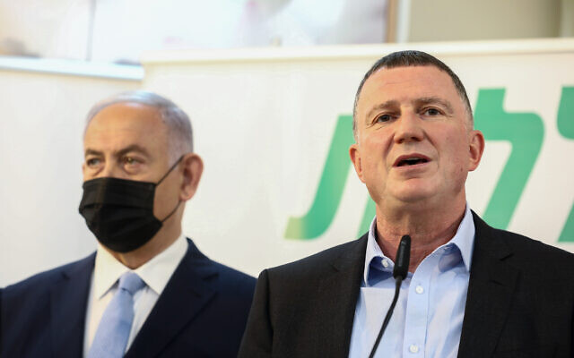 Le Premier ministre israélien Benjamin Netanyahu et le ministre de la Santé, Yuli Edelstein, lors d'une visite à un centre de vaccination COVID-19 à Zarzir, dans le nord d'Israël, le 9 février 2021. (David Cohen/Flash90)