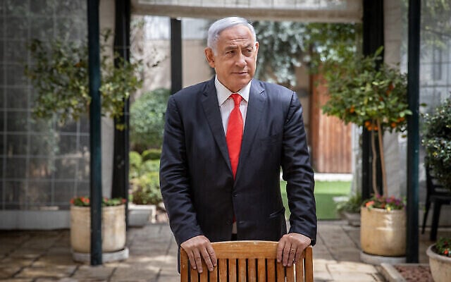 Benjamin Netanyahu, alors Premier ministre, dans sa résidence à Jérusalem, le 18 mars 2021. (Yonatan Sindel / Flash90) Benjamin Netanyahu, alors Premier ministre, dans sa résidence à Jérusalem, le 18 mars 2021. (Yonatan Sindel / Flash90)