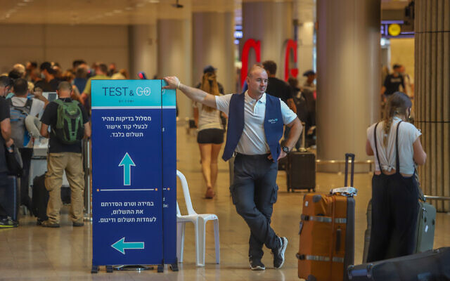 Des passagers attendent de se faire dépister au coronavirus à l'aéroport international Ben-Gurion, le 20 juin 2021. (Crédit : Yossi Aloni/FLASH90) Des passagers attendent de se faire dépister au coronavirus à l'aéroport international Ben-Gurion, le 20 juin 2021. (Crédit : Yossi Aloni/FLASH90)