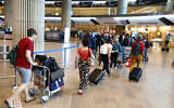 Les voyageurs à l'aéroport Ben-Gurion, le 20 juin 2021. (Crédit : Yossi Aloni/FLASH90)