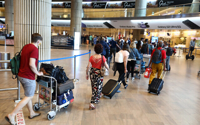 Les voyageurs à l'aéroport Ben-Gurion, le 20 juin 2021. (Crédit : Yossi Aloni/FLASH90)
