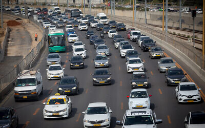 Des embouteillages sur l'autoroute d'Ayalon, le 30 mars 2021. (Crédit : Miriam Alster/FLASH90)
