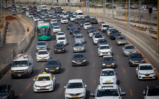 Des embouteillages sur l'autoroute d'Ayalon, le 30 mars 2021. (Crédit : Miriam Alster/FLASH90)