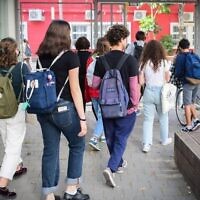 Illustration : Des élèves israéliens retournent à l'école à Tel Aviv, le 18 avril 2021. (Crédit : Avshalom Sassoni/Flash90)