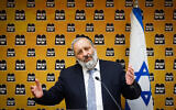 Le chef du parti Shas, Aryeh Deri, dirige une réunion de la faction Shas à la Knesset à Jérusalem, le 19 avril 2021. (Olivier Fitoussi/Flash90)