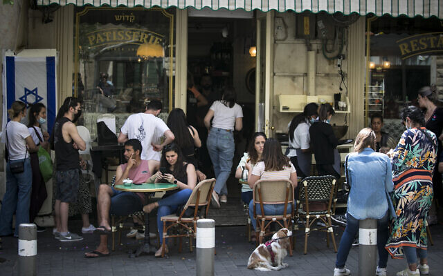 Des Israéliens assis dans un café dans le centre de Jérusalem, le 21 avril 2021. (Crédit : Olivier Fitoussi/Flash90) Des Israéliens assis dans un café dans le centre de Jérusalem, le 21 avril 2021. (Crédit : Olivier Fitoussi/Flash90)