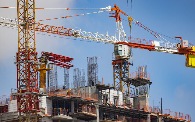 Le chantier de construction d'un nouveau gratte-ciel, à Jérusalem, le 26 avril 2021. (Crédit : Nati Shohat/Flash90) Le chantier de construction d'un nouveau gratte-ciel, à Jérusalem, le 26 avril 2021. (Crédit : Nati Shohat/Flash90)
