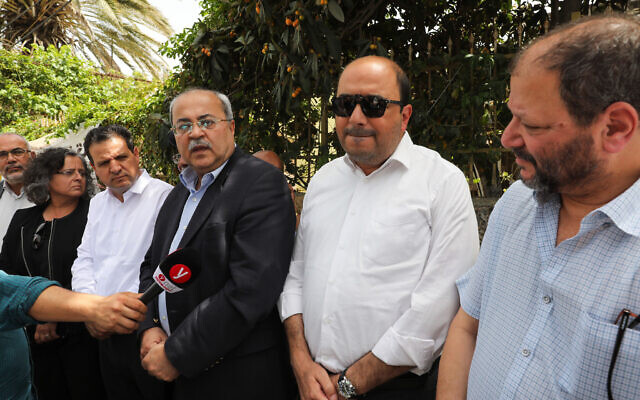 Les députés de la Liste arabe unie (de gauche à droite), Aida Touma-Sliman, Ayman Odeh, Ahmad Tibi, Sami Abou Shahadeh et Ofer Cassif visitent le quartier de Sheikh Jarrah à Jérusalem-Est, le 10 mai 2021. (Crédit : Olivier Fitoussi/Flash90)