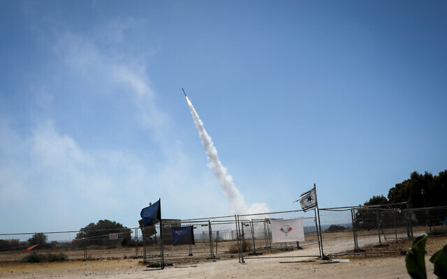 Le système antimissile du Dôme de fer lance un missile intercepteur vers des roquettes tirées depuis la bande de Gaza vers Ashkelon, le 19 mai 2021. (Crédit : Olivier Fitoussi/Flash90) Le système antimissile du Dôme de fer lance un missile intercepteur vers des roquettes tirées depuis la bande de Gaza vers Ashkelon, le 19 mai 2021. (Crédit : Olivier Fitoussi/Flash90)