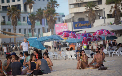 Des Israéliens profitent de la plage à Tel Aviv, le 22 mai 2021. (Crédit : Miriam Alster/FLASH90)