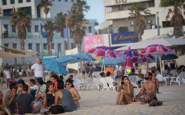Des Israéliens profitent de la plage à Tel Aviv, le 22 mai 2021. (Crédit : Miriam Alster/FLASH90)