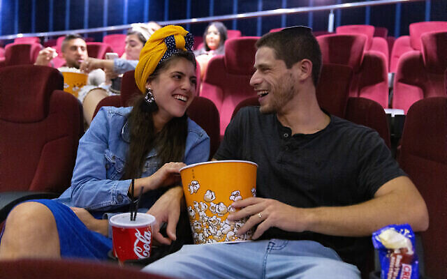 Des Israéliens assistent à un film au cinéma Cinema City lors de la soirée de réouverture officielle après 14 mois de fermeture pendant la pandémie de coronavirus, le 27 mai 2021 à Jérusalem. (Crédit : Olivier Fitoussi/Flash90) Des Israéliens assistent à un film au cinéma Cinema City lors de la soirée de réouverture officielle après 14 mois de fermeture pendant la pandémie de coronavirus, le 27 mai 2021 à Jérusalem. (Crédit : Olivier Fitoussi/Flash90)