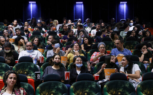 Des Israéliens vont voir un film au Cinema City de Jérusalem, le 27 mai 2021. (Crédit : Olivier Fitoussi/Flash90) Des Israéliens vont voir un film au Cinema City de Jérusalem, le 27 mai 2021. (Crédit : Olivier Fitoussi/Flash90)