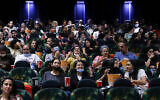 Des Israéliens assistent à un film au cinéma Cinema City lors de la soirée de réouverture officielle après 14 mois de fermeture pendant la pandémie de coronavirus, le 27 mai 2021 à Jérusalem. (Crédit : Olivier Fitoussi/Flash90)