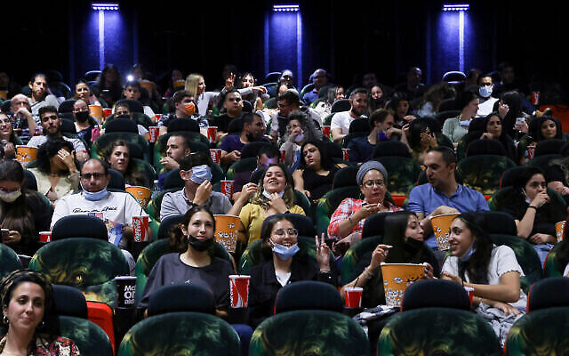 Des Israéliens assistent à un film au cinéma Cinema City lors de la soirée de réouverture officielle après 14 mois de fermeture pendant la pandémie de coronavirus, le 27 mai 2021 à Jérusalem. (Crédit : Olivier Fitoussi/Flash90) Des Israéliens assistent à un film au cinéma Cinema City lors de la soirée de réouverture officielle après 14 mois de fermeture pendant la pandémie de coronavirus, le 27 mai 2021 à Jérusalem. (Crédit : Olivier Fitoussi/Flash90)