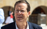 Le candidat à la présidentielle Isaac Herzog au mur Occidental, le 1er juin 2021. (Crédit : Olivier Fitoussi/Flash90)