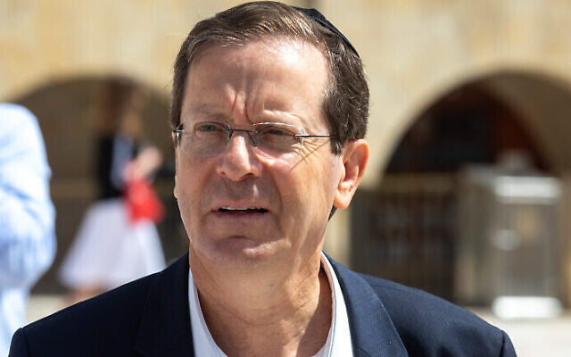 Le candidat à la présidentielle Isaac Herzog au mur Occidental, le 1er juin 2021. (Crédit : Olivier Fitoussi/Flash90) Le candidat à la présidentielle Isaac Herzog au mur Occidental, le 1er juin 2021. (Crédit : Olivier Fitoussi/Flash90)