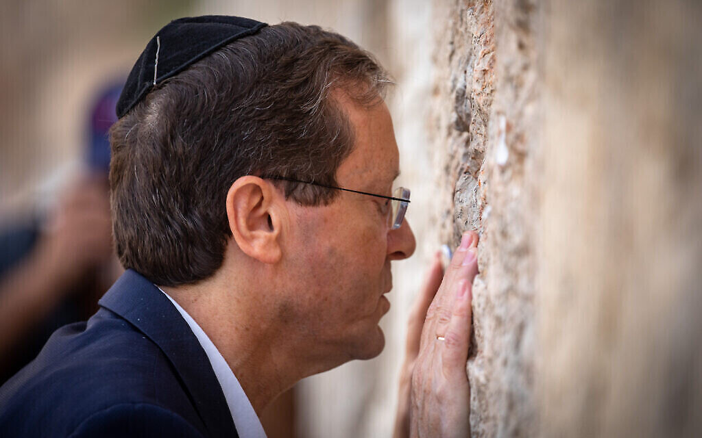 Le candidat à la présidentielle Isaac Herzog au mur Occidental, le 1er juin 2021. (Crédit : Olivier Fitoussi/Flash90)