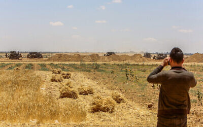 Des bulldozers de Tsahal travaillent à la frontière entre Israël et Gaza, à l'est de Khan Yunis, dans le sud de la bande de Gaza, le 2 juin 2021. (Abed Rahim Khatib/Flash90)