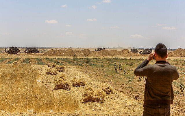 Des bulldozers de Tsahal travaillent à la frontière entre Israël et Gaza, à l'est de Khan Yunis, dans le sud de la bande de Gaza, le 2 juin 2021. (Abed Rahim Khatib/Flash90)