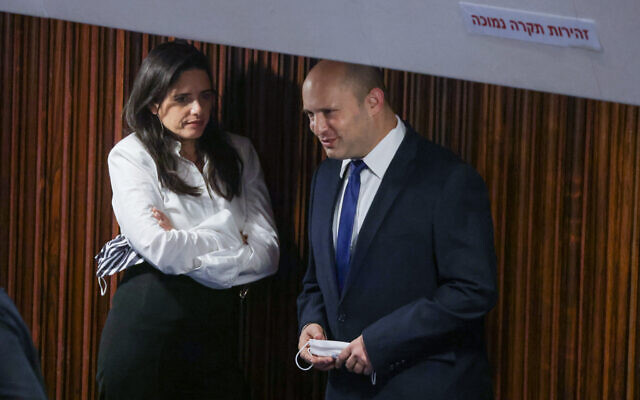 Le chef du parti Yamina Naftali Bennett et la députée Yamina Ayelet Shaked dans la salle du plénum du parlement israélien lors du vote des élections présidentielles, à Jérusalem, le 2 juin 2021. (Crédit : Olivier Fitoussi/Flash90) Le chef du parti Yamina Naftali Bennett et la députée Yamina Ayelet Shaked dans la salle du plénum du parlement israélien lors du vote des élections présidentielles, à Jérusalem, le 2 juin 2021. (Crédit : Olivier Fitoussi/Flash90)
