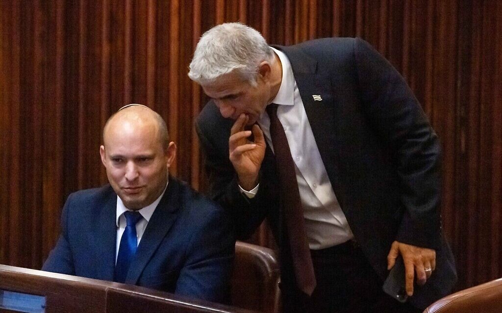 Le chef du parti Yamin Naftali Bennett et le chef du parti Yash Atid Yair Lapid dans la salle du plénum du parlement israélien lors du vote des élections présidentielles, à Jérusalem, le 2 juin 2021. (Crédit ! Olivier Fitoussi/Flash90) Le chef du parti Yamin Naftali Bennett et le chef du parti Yash Atid Yair Lapid dans la salle du plénum du parlement israélien lors du vote des élections présidentielles, à Jérusalem, le 2 juin 2021. (Crédit ! Olivier Fitoussi/Flash90)