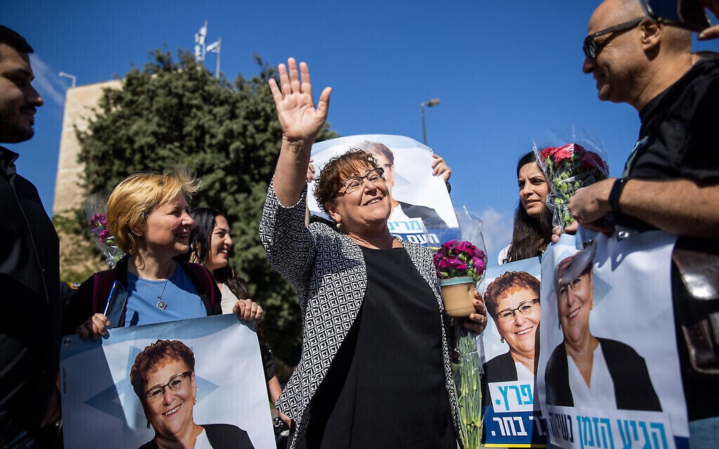 La candidate à la présidentielle Miriam Peretz accueillie par ses sympathisants devant la Knesset, le 2 juin 2021. (Crédit : Yonatan Sindel/Flash90)