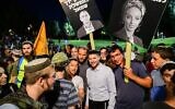 Le leader du parti Sioniste religieux Bezalel Smotrich lors d'une manifestation contre le "gouvernement du changement" devant la maison de la députée de Yamina Ayelet Shaked, près de Tel Aviv, le 3 juin 2021. (Crédit :  Avshalom Sassoni/Flash90)