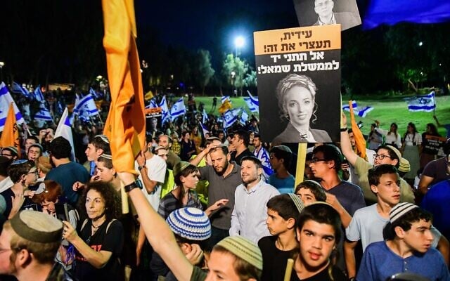 Le leader du parti Sioniste religieux Bezalel Smotrich et des manifestants contre le "gouvernement du changement" devant la maison de la députée de Yamina Ayelet Shaked, près de Tel Aviv, le 3 juin 2021. (Crédit :  Avshalom Sassoni/Flash90)