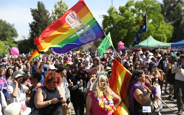 Les gens participent à un rassemblement marquant le défilé annuel de la fierté à Jérusalem, le 3 juin 2021. (Crédit : Noam Revkin Fenton/Flash90) Les gens participent à un rassemblement marquant le défilé annuel de la fierté à Jérusalem, le 3 juin 2021. (Crédit : Noam Revkin Fenton/Flash90)