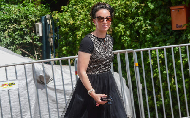 La députée Yamina, Idit Silman, arrive pour une réunion avec le chef du parti Yamina, Naftali Bennett, et ses collègues députés Yamina, au domicile de Bennett à Ra'anana, le 4 juin 2021. (Crédit : Avshalom Sassoni/Flash90) La députée Yamina, Idit Silman, arrive pour une réunion avec le chef du parti Yamina, Naftali Bennett, et ses collègues députés Yamina, au domicile de Bennett à Ra'anana, le 4 juin 2021. (Crédit : Avshalom Sassoni/Flash90)