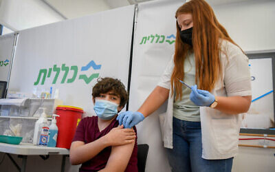 Un enfant israélien reçoit un vaccin COVID-19, au centre de vaccination Clalit Covid-19 à Petah Tikva, le 6 juin 2021. (Flash90)