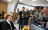 Benny Kuznitz, avocat de la famille d'un officier du renseignement militaire décédé en détention le mois dernier, parle aux journalistes avant une audience devant un tribunal militaire au quartier général de l'armée à Tel Aviv, le 7 juin 2021. (Crédit : Flash90)