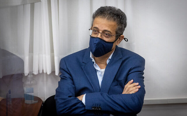 L'ancien PDG du site Walla, Ilan Yeshua, arrive pour son témoignage dans l'affaire contre le Premier ministre Benjamin Netanyahu dans son procès sur des allégations de corruption, de fraude et d'abus de confiance, au tribunal de district de Jérusalem, le 7 juin 2021. (Crédit : Yonatan Sindel/Flash90)