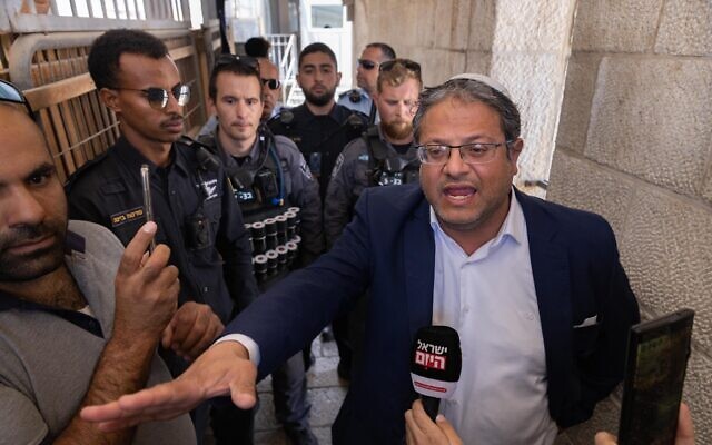 Le député du Parti sionise religieux Itamar Ben Gvir est bloqué par la police israélienne alors qu'il tente de monter sur le Mont du Temple dans la vieille ville de Jérusalem, le 8 juin 2021. (Crédit : Olivier Fitoussi/FLASH90) Le député du Parti sionise religieux Itamar Ben Gvir est bloqué par la police israélienne alors qu'il tente de monter sur le Mont du Temple dans la vieille ville de Jérusalem, le 8 juin 2021. (Crédit : Olivier Fitoussi/FLASH90)