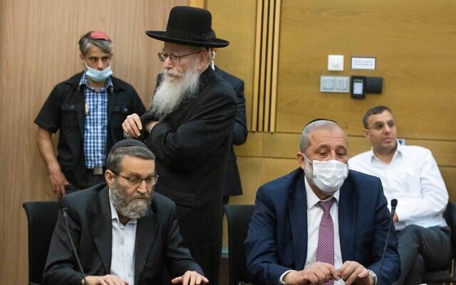 Le leader de Yahadout HaTorah, Moshe Gafni, à gauche, le dirigeant du Shas Aryeh Deri et le député de Yahadout HaTorah, Yaakov Litzman, lors d'une conférence de presse à la Knesset, le 8 juin 2021. (Crédit :Yonatan Sindel/Flash90) Le leader de Yahadout HaTorah, Moshe Gafni, à gauche, le dirigeant du Shas Aryeh Deri et le député de Yahadout HaTorah, Yaakov Litzman, lors d'une conférence de presse à la Knesset, le 8 juin 2021. (Crédit :Yonatan Sindel/Flash90)