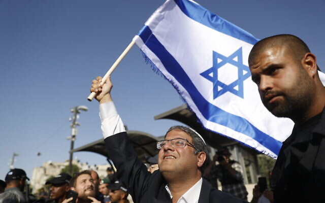 Itamar Ben Gvir, chef du parti d'extrême droite Otzma Yehudit, tient un drapeau d'Israël à la porte de Damas, à Jérusalem, le 10 juin 2021. (Crédit : Yonatan Sindel/FLASH90) Itamar Ben Gvir, chef du parti d'extrême droite Otzma Yehudit, tient un drapeau d'Israël à la porte de Damas, à Jérusalem, le 10 juin 2021. (Crédit : Yonatan Sindel/FLASH90)
