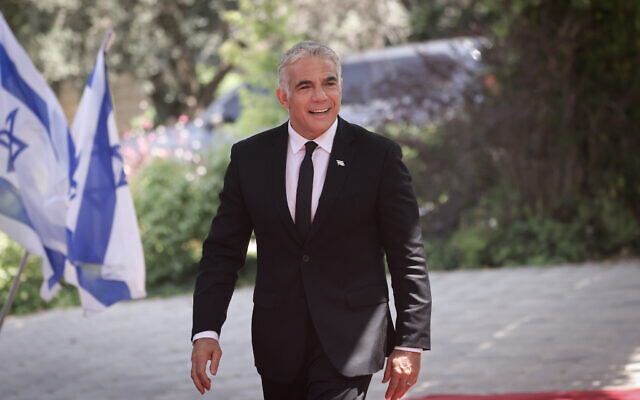 Le nouveau ministre des Affaires étrangères Yair Lapid arrive à une séance de photo de groupe du tout nouveau gouvernement à la résidence du président de Jérusalem, le 14 juin 2021. (Crédit : Yonatan Sindel/FLASH90) Le nouveau ministre des Affaires étrangères Yair Lapid arrive à une séance de photo de groupe du tout nouveau gouvernement à la résidence du président de Jérusalem, le 14 juin 2021. (Crédit : Yonatan Sindel/FLASH90)