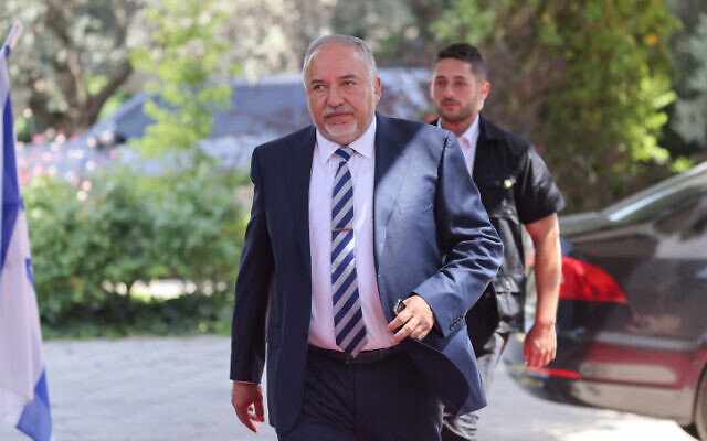 Avigdor Liberman en route pour une photo de groupe du gouvernement israélien nouvellement assermenté à la résidence du président à Jérusalem, le 14 juin 2021. (Crédit : Yonatan Sindel/FLASH90) Avigdor Liberman en route pour une photo de groupe du gouvernement israélien nouvellement assermenté à la résidence du président à Jérusalem, le 14 juin 2021. (Crédit : Yonatan Sindel/FLASH90)
