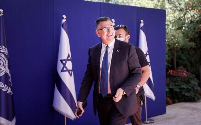Le nouveau ministre de la Justice Gideon Saar arrive à la résidence du président de Jérusalem pour une photo de groupe du nouveau gouvernement, le 14 juin 2021. (Crédit : Yonatan Sindel/FLASH90) Le nouveau ministre de la Justice Gideon Saar arrive à la résidence du président de Jérusalem pour une photo de groupe du nouveau gouvernement, le 14 juin 2021. (Crédit : Yonatan Sindel/FLASH90)