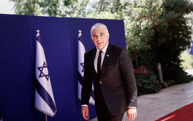 Le nouveau ministre des Affaires étrangères Yair Lapid arrive à une séance de photo de groupe du tout nouveau gouvernement à la résidence du président de Jérusalem, le 14 juin 2021. (Crédit :  Yonatan Sindel/FLASH90)