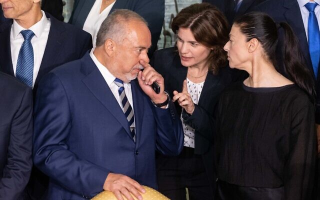 Le ministre des Finances Avigdor Liberman, à gauche, avec la ministre de la Protection environnementale Tamar Zandberg, au centre, et la ministre des Transports Merav Michaeli à la résidence du président à Jérusalem, le 14 juin 2021. (Crédit : Yonatan Sindel/Flash90)