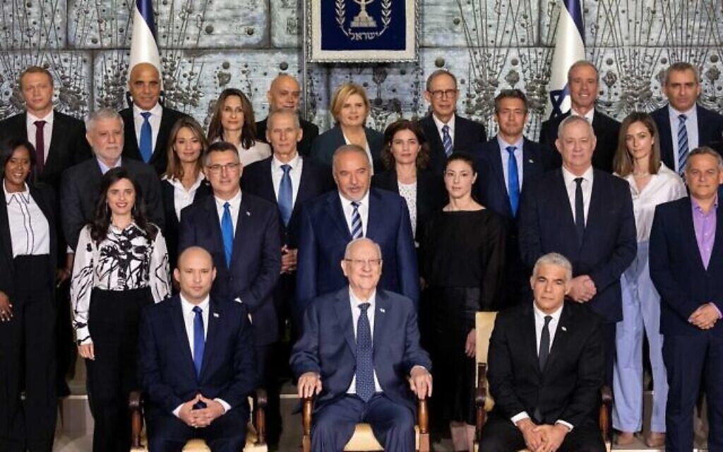Les ministres du gouvernement israélien nouvellement assermenté posent pour une photo de groupe à la résidence du président à Jérusalem. Le 14 juin 2021. (Yonatan Sindel/FLASH90) Les ministres du gouvernement israélien nouvellement assermenté posent pour une photo de groupe à la résidence du président à Jérusalem. Le 14 juin 2021. (Yonatan Sindel/FLASH90)