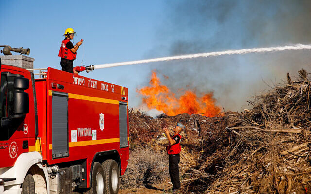 Les pompiers tentent d'éteindre un incendie dans le sud d'Israël qui a été déclenché par un dispositif incendiaire accroché à un ballon lancé par les Palestiniens dans la bande de Gaza, le 15 juin 2021. (Crédit : Flash90)