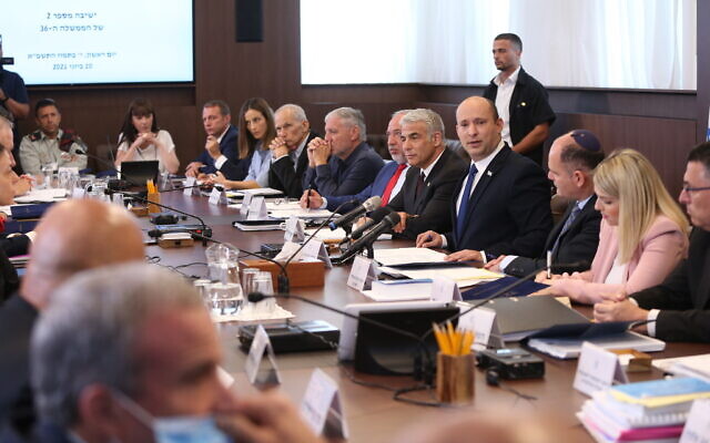 Le Premier ministre Naftali Bennett, face caméra, lors d'une réunion du cabinet au bureau du Premier ministre de Jérusalem, le 20 juin 2021. (Crédit : Amit Shabi/POOL) Le Premier ministre Naftali Bennett, face caméra, lors d'une réunion du cabinet au bureau du Premier ministre de Jérusalem, le 20 juin 2021. (Crédit : Amit Shabi/POOL)