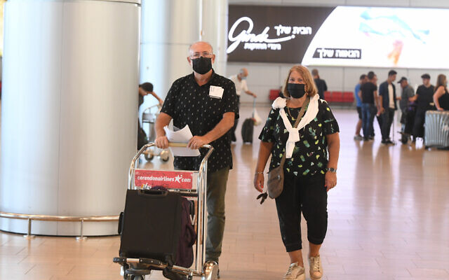 Des voyageurs à l'aéroport international Ben Gurion, près de Tel Aviv, le 21 juin 2021. (Crédit : FLASH90 ) Des voyageurs à l'aéroport international Ben Gurion, près de Tel Aviv, le 21 juin 2021. (Crédit : FLASH90 )