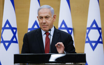 L'ancien Premier ministre israélien Benjamin Netanyahu et chef du Likud dirige une réunion de faction au parlement israélien, le 21 juin 2021. (Crédit : Olivier Fitoussi/FLASH90)