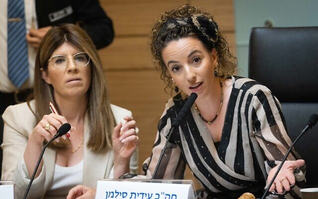 Idit Silman, présidente de la commission des Arrangements à la Knesset, pendant une réunion, le 21 juin 2021. (Crédit : Yonatan Sindel/Flash90) Idit Silman, présidente de la commission des Arrangements à la Knesset, pendant une réunion, le 21 juin 2021. (Crédit : Yonatan Sindel/Flash90)